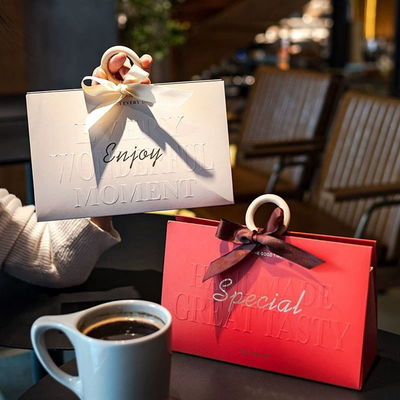 Bon prix Boîte d'emballage de cadeaux Triangle créatif Des biscuits Pâtisseries Mariage Bonbons Emballage Sac à main Boîtes cadeaux en ligne