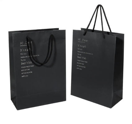Buen precio Bolsa de regalo de papel de cartón negro impresa para compras de ropa embalaje logotipo personalizado en línea