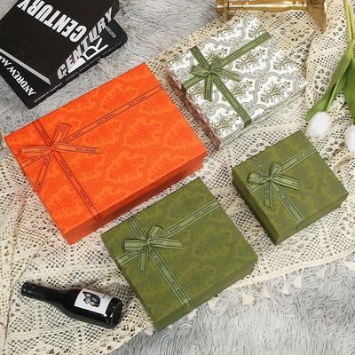 Une boîte-cadeau rigide exquise, une boîte-cadeau souvenir, un logo de couleur personnalisé, une boîte à fleurs de parfums et d'épices