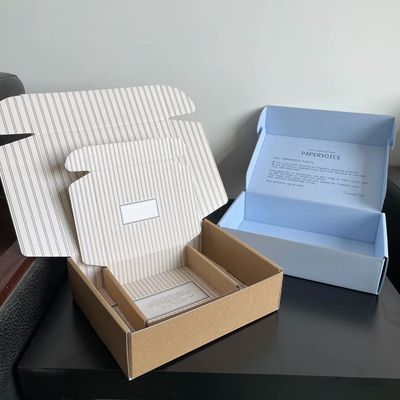 Buen precio Venta al por mayor Logotipo personalizado Impresión a color Caja plegable Ropa de belleza Regalo Reciclado Caja de embalaje de correo corrugado en línea