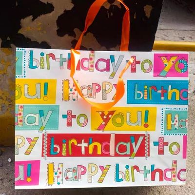 Bolsas de presente de papel branco reciclável Design personalizado para embalagens de luxo