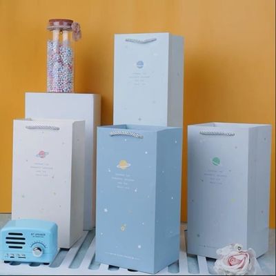 Bom preço Sacos de presente de papel altos e fofos com design de impressão de planeta e alça de corda para presentes de bebê e festas on-line