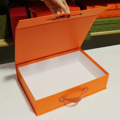 Buen precio Caja de regalo magnética plegable de lujo con logotipo personalizado, embalaje rígido plano para ropa y cosméticos en línea