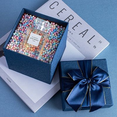 Elegante caja de regalo vacía premium azul cuadrado con lazo para cumpleaños