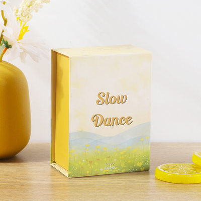 Buen precio Caja de regalo personalizada amarilla magnética con colgante de lujo Perfume Envasado de llavero de cumpleaños en línea