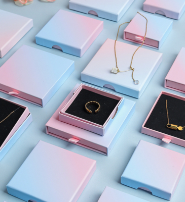Guter Preis Perlglänzende rosa-blaue Schmuckgeschenkbox, Deckeltyp, Aufbewahrung für Ringe, Ohrringe, Halsketten Online
