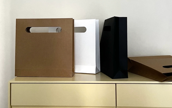 良い値段 ロゴ付き高級カスタム紙ショッピングバッグ 厚手ブティックギフトバッグ 衣料品ジュエリー包装用 オンライン
