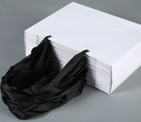 Bon prix Sacs cadeaux en papier imprimé sur mesure pour vêtements, beauté et emballage de détail en ligne